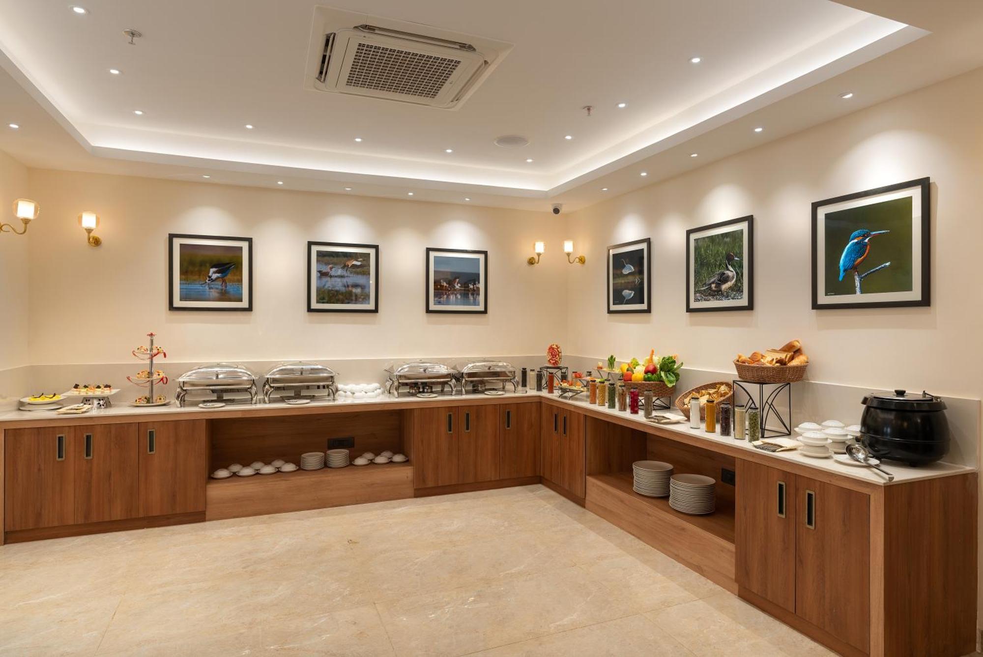 Cozzet Victoria Hotel บูบันเนสชวาร์ ภายนอก รูปภาพ