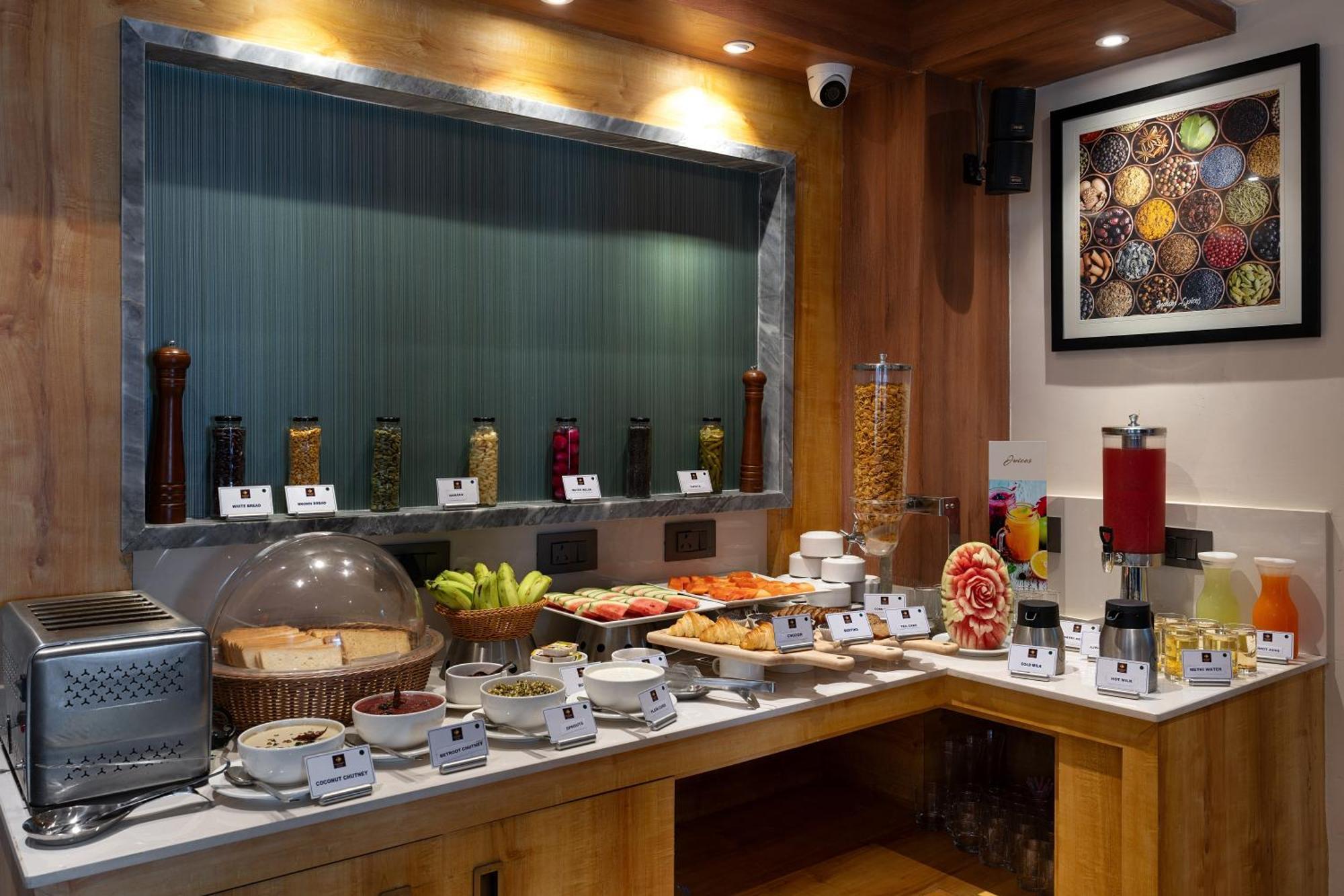 Cozzet Victoria Hotel บูบันเนสชวาร์ ภายนอก รูปภาพ